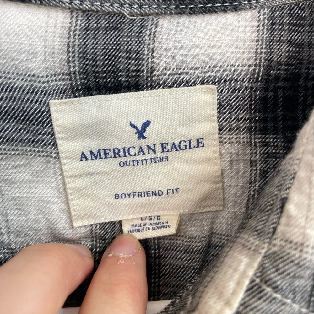 EUC American Eagle women’s black white plaid relaxed boyfriend fit button‎ shirt - Picture 4 of 7